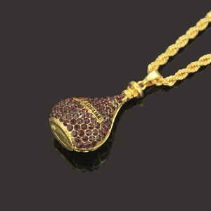 Collier chaîne torsadée dorée avec pendentif flacon de parfum orné de strass violets