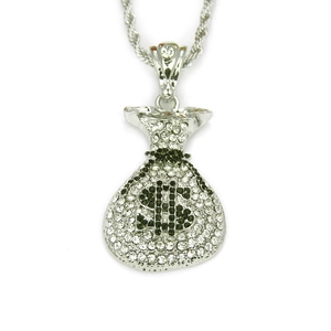 Détail du pendentif sac d'argent avec signe dollar vert et strass sur chaîne torsadée