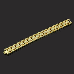 Bracelet hip-hop pour homme en or avec strass étincelants sur fond noir réfléchissant