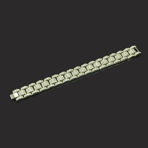Détail macro du bracelet à maillons hip-hop pour hommes avec strass pavés étincelants