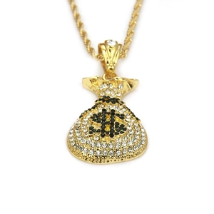 Détail macro du pendentif sac d'argent hip hop avec signe dollar et chaîne torsadée dorée