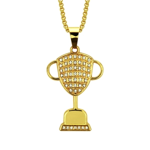 Collana con ciondolo a trofeo dorato con strass scintillanti su sfondo bianco