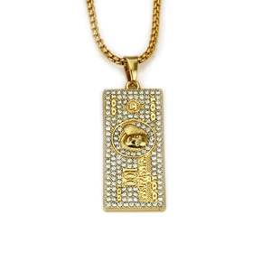 Collier hip hop doré avec pendentif un million de dollars serti sur fond blanc éclatant