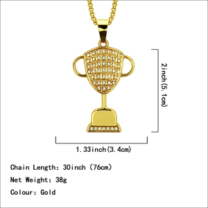 Ciondolo a trofeo hip hop dorato con strass su una catena a maglie quadrate da 76 cm