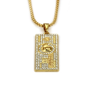 Détail du pendentif doré One Million Dollar avec strass brillants sur chaîne