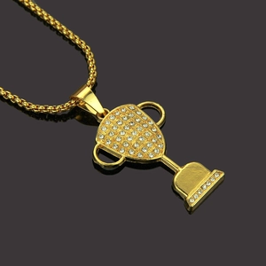 Collana con ciondolo a trofeo d'oro hip hop punk con strass scintillanti e catena box