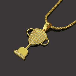 Collana con pendente a trofeo dorato con strass scintillanti da uomo stile hip hop