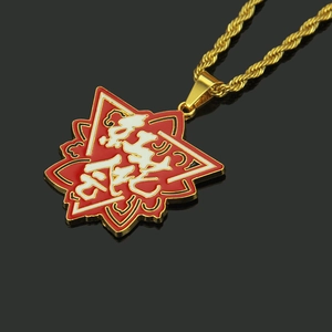Collier hiphop doré avec pendentif étoile rouge et calligraphie artistique blanche