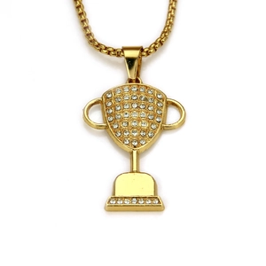 Collana con ciondolo a trofeo hip hop placcata oro con strass e catena a scatola