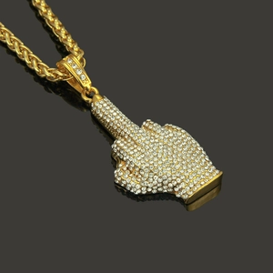 Collier à pendentif doigt d'honneur serti de cristaux sur une chaîne tressée dorée