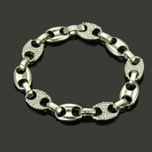 Dettaglio del bracciale hip hop argento con maglie a naso di maiale e diamanti