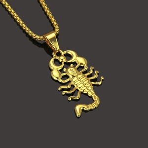Pendentif scorpion en or poli avec chaîne maille box pour homme style hip hop