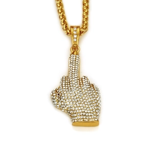 Détail macro du pendentif doigt d'honneur glacé avec pierres pavées sur chaîne dorée