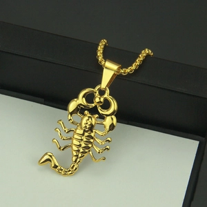 Collier avec pendentif scorpion doré et chaîne vénitienne pour un style hip-hop