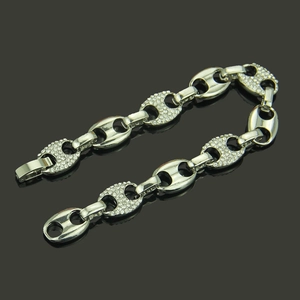 Bracciale hip hop argento con maglia marinara e strass incastonati su sfondo nero