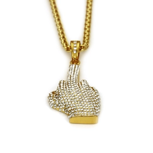 Collier pendentif doigt d'honneur glacé avec zircons brillants sur chaîne dorée