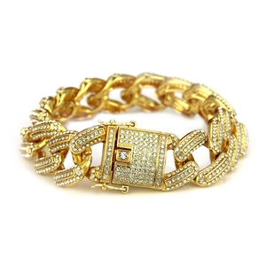 Nahaufnahme des goldenen Hip-Hop-Cuban-Armbands mit funkelndem Zirkonia-Mikropavé