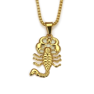 Vue détaillée du pendentif scorpion doré poli avec des détails précis et une chaîne box