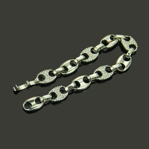Dettaglio del bracciale hip-hop in argento con maglie a chicco di caffè con zirconi