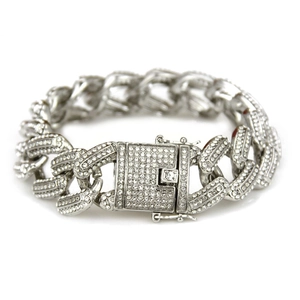 Detailaufnahme eines silbernen Cuban-Link-Armbands mit Strasssteinen und Kastenverschluss