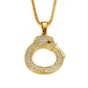 Makroaufnahme des Hip-Hop-Handschellen-Anhängers mit weißen Kristallen auf Goldkette