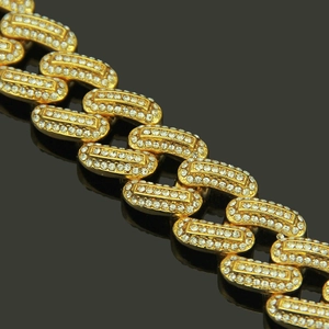 Herren Hip Hop Gold Panzerarmband mit eisigen Strasssteinen besetzt in Makroansicht