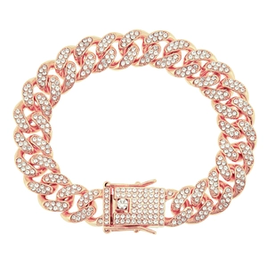 Détail macro d'une chaîne cubaine en or rose avec cristaux pavés et fermoir à boîte