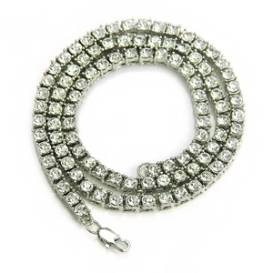 Collier tennis argenté pour homme orné d'une rangée de cristaux brillants et ronds