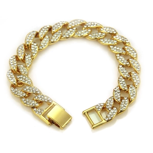 Vue macro du bracelet cubain doré avec trois rangées de micro-pavés en cristal étincelants