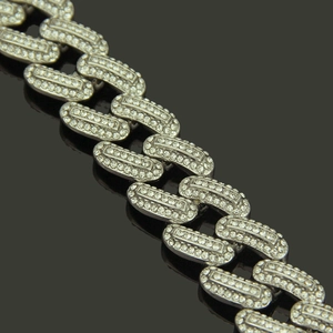 Makroansicht des Iced-Out Cuban Link Armbands mit klaren Kristallen im Hip-Hop-Stil