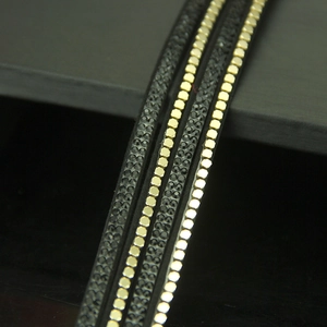 Bracelet tressé fait main avec strass noirs et rivets hexagonaux dorés élégants