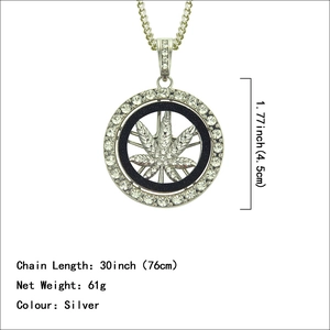 Collier hip-hop argenté avec pendentif feuille d'érable tournant et cristaux étincelants