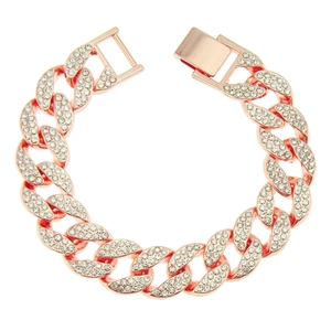 Détail macro du bracelet à mailles gourmette or rose avec pavé de diamants complet