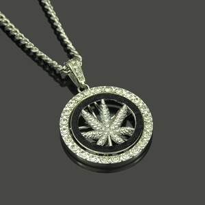 Collier hip hop argenté avec pendentif feuille d'érable, strass et chaîne cubaine
