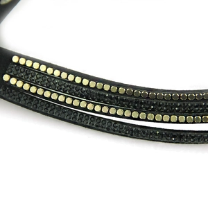 Bracelet multicouche fait main avec strass noirs et rivets métalliques dorés