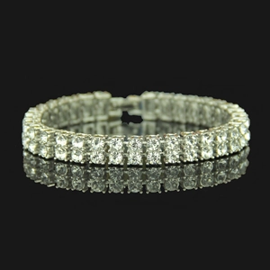 Bracciale tennis da uomo a doppia fila di strass argentati su un elegante sfondo nero