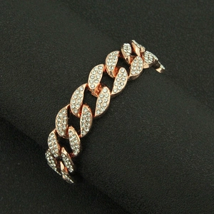 Vue macro du bracelet à maillons cubains en or rose serti de diamants étincelants