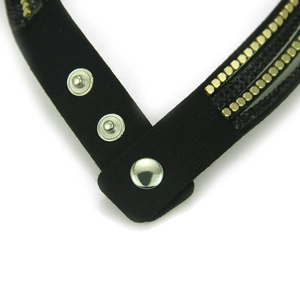 Bracelet multicouche en velours fait main avec rivets dorés et strass noirs brillants