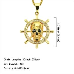 Pendentif gouvernail crâne hip-hop doré avec cristaux blancs et chaîne de 76 cm