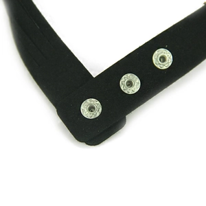 Bracelet tissé avec lanières en velours noir et boutons-pression floraux argentés