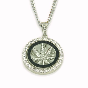 Détail macro du pendentif feuille de cannabis serti de strass avec chaîne cubaine