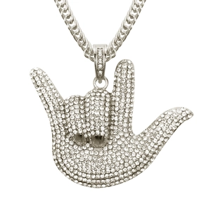 Gros plan du pendentif geste hip-hop avec strass scintillants sur une chaîne à maillons