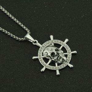 Collier pendentif gouvernail tête de mort hip hop avec strass brillants pour hommes