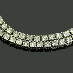 Vue macro d'un collier de tennis hip hop à double rangée de strass et base en argent poli