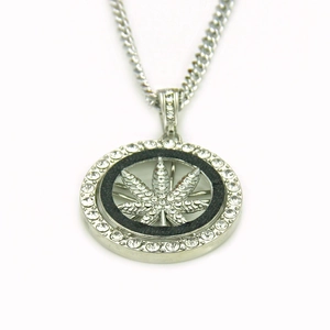 Collier hip hop argenté avec pendentif feuille d'érable rotatif et strass brillants