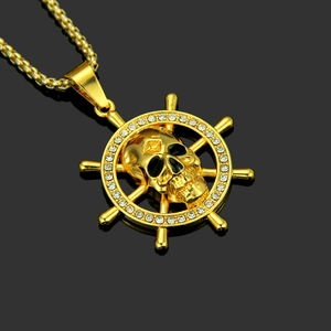 Collier hip hop homme pendentif crâne et gouvernail doré orné de zircons sur chaîne perlée
