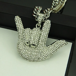 Pendentif geste de main rock hip-hop avec strass brillants et chaîne à maillons cubains