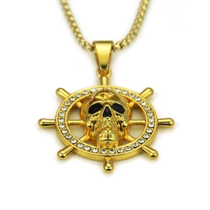 Vue détaillée du pendentif gouvernail et crâne doré avec des pierres de zircon blanc