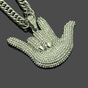 Détail macro du pendentif hip hop argenté avec zircons sur une chaîne cubaine