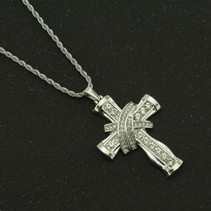 Collier pendentif croix hip-hop argenté pour homme avec cristaux et chaîne torsadée